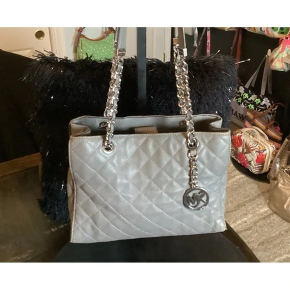 Michael Kors large quilted gray shoulder bag with silver chain straps - Picture 9 of 9